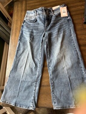 Wide Leg Women's cropped Jeans - Light Wash Blue